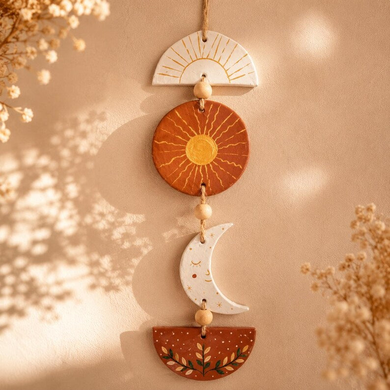 Suspension murale Soleil & Lune – Décoration bohème en argile autodurcissante