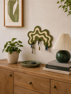 Porte-clés mural ondulé vert olive et beige – Organisation d'entrée moderne avec 3 crochets