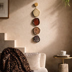 Suspension murale à médaillons bruns, Décor mural sculptural avec structure dorée, 71 cm